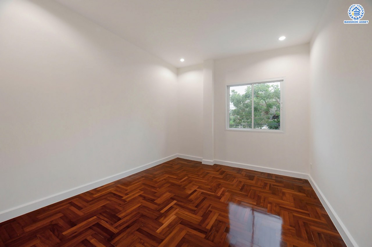 บ้านมือสองตกแต่งใหม่ โครงการ เพอร์เฟคเพลส รัตนาธิเบศร์-ไทรม้า รองรับความสุข บนเนื้อที่ 64.5 ตร.ว. พื้นที่ใช้สอย 190.43 ตร.ม. ฟังก์ชัน 3 ห้องนอน 3 ห้องน้ำ จอดรถได้ 2 คัน ทำเลเชื่อมต่อได้หลายเส้นทาง ติดถนนรัตนาธิเบศร์ และรถไฟฟ้าสายสีม่วง "สถานีบางรักน้อยท่าอิฐ"